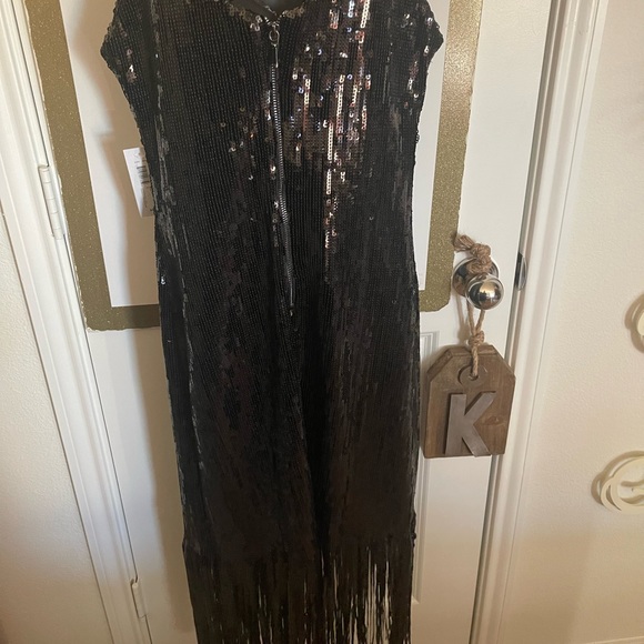 Black sleeveless sequined dress with fringe - Picture 2 of 3